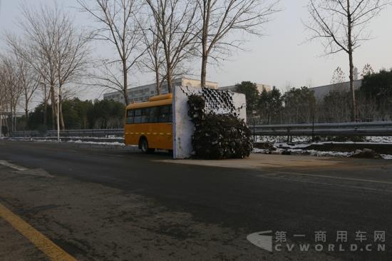 宇通校車撞擊墻面后的瞬間（1）.jpg