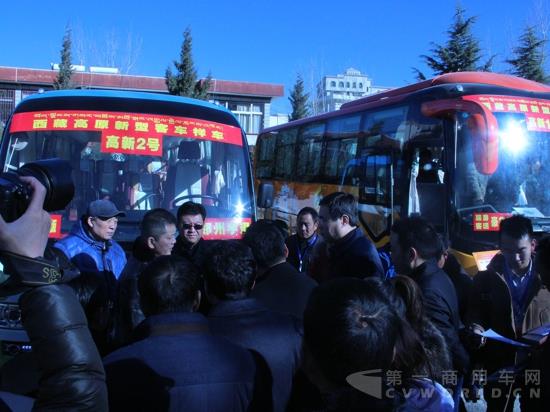 西藏自治區(qū)各屆人士參觀宇通高原新型客車.jpg