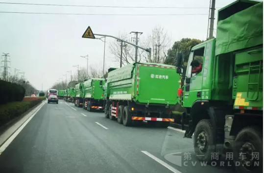 提車回家的路上，高大上的紅巖渣土車吸引了不少人的注意力.png