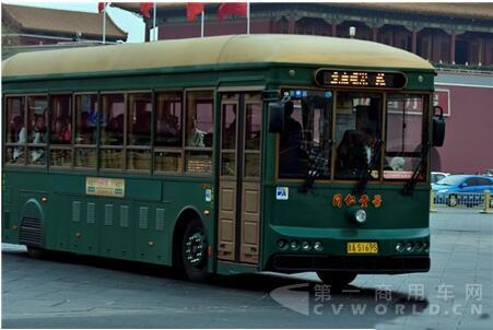 載滿乘客的銀隆純電動公交車.jpg