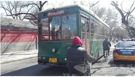 正在路上運行的銀隆純電動公交車.jpg