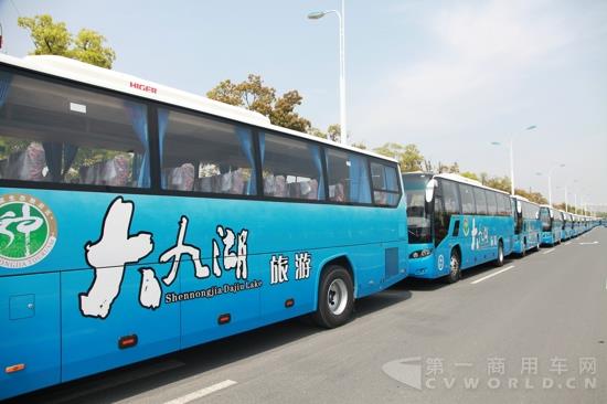 大九湖旅游采購的27臺(tái)海格KLQ6115客車.jpg