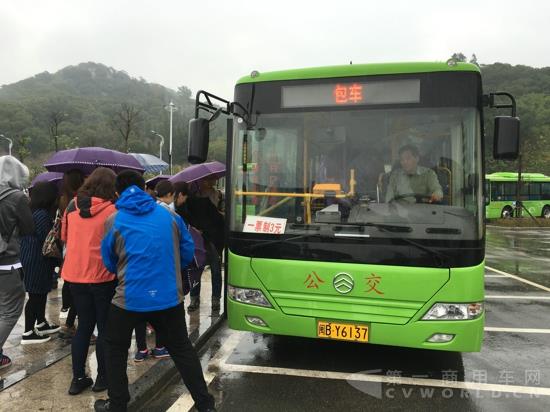 5 記者團試乘湄洲島上的金旅純電動公交車.jpg