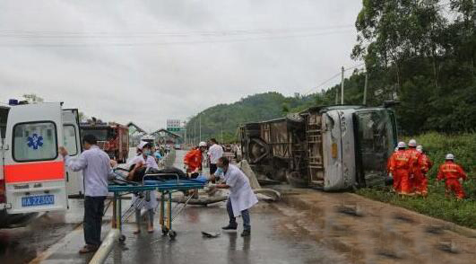 廣西一搭載學(xué)生客車側(cè)翻 已致2死.jpg