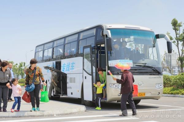 走下園博會(huì)專線車，游客們的內(nèi)心滿是期待.jpg