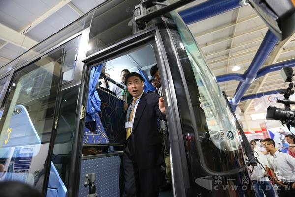 苗圩登上宇通展車參觀1.jpg