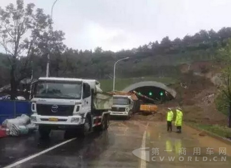 30臺歐曼ETX渣土車參與緊急清運作業(yè).png