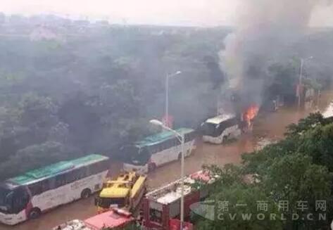 南京持續(xù)暴雨 兩輛電動(dòng)大巴車(chē)水中起火2.jpg