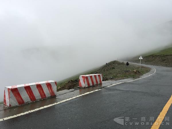 圖為服務(wù)路線經(jīng)常遇到的山路，障礙欄的另一面就是懸崖.jpg