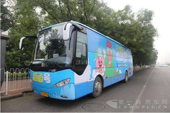 麥兜公交車賣萌 魚丸粗面終于在一起3.jpg