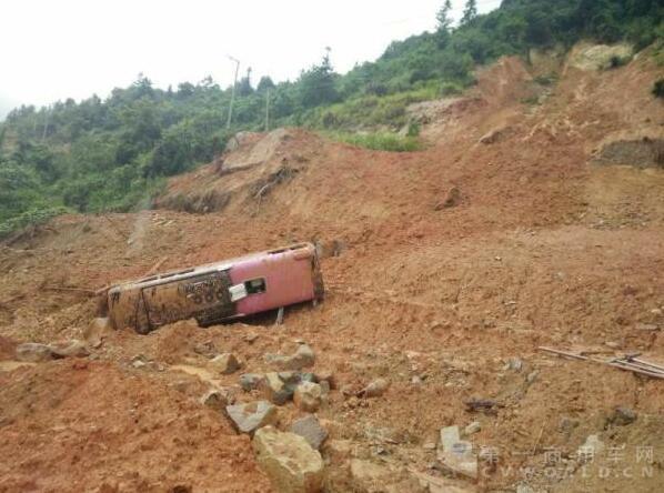 臺(tái)灣一旅游團(tuán)大巴在福建遭山體滑坡致1死，22人從天窗逃出.jpg