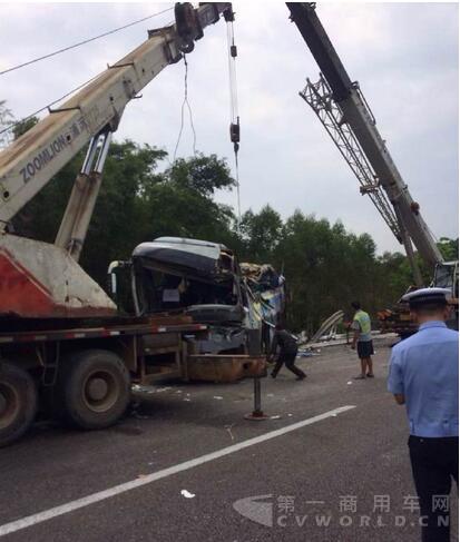 廣昆高速一輛大客車(chē)翻車(chē) 已10死32傷(圖).jpg