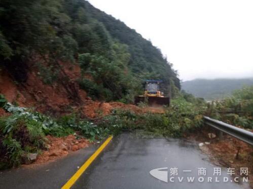 浙江遂昌發(fā)生山體滑坡 應(yīng)急搶險(xiǎn)人員正在搶修公路4.jpg