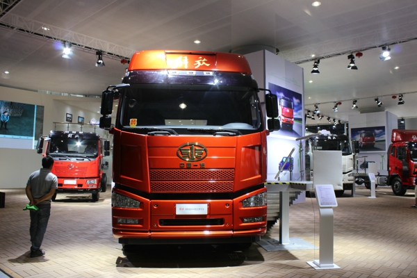 一汽解放展示的460馬力J6P 6×4國五領航版牽引車 (6).jpg