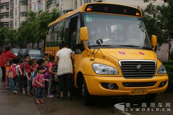 孩子們登上宇通專用校車.jpg