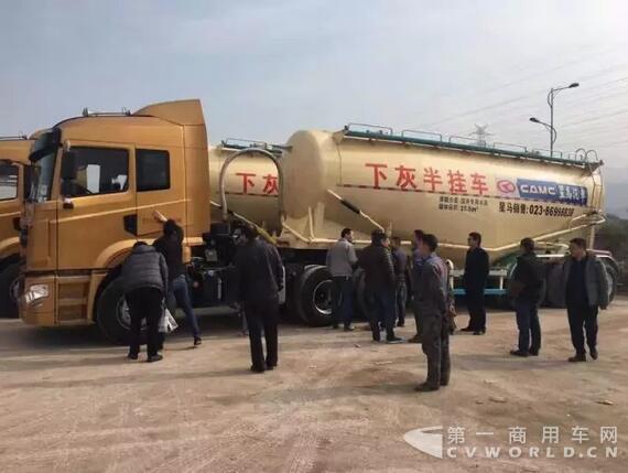 華菱全新一代星馬散裝水泥車交付用戶.jpg