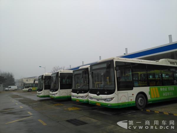 保定公交公司停車場(chǎng)內(nèi)停放的備用車輛.jpg