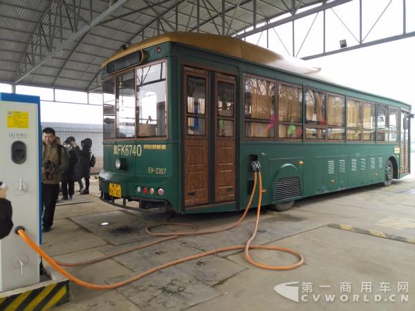 正在充電的銀隆純電動(dòng)鐺鐺車.jpg