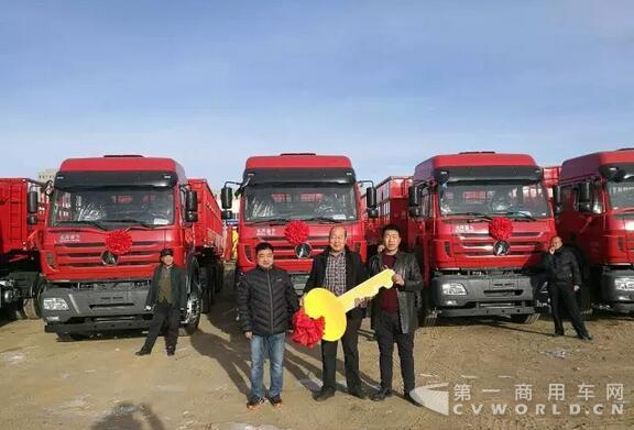 20臺(tái)北奔6×4牽引車成功交付鄂爾多斯用戶.jpg