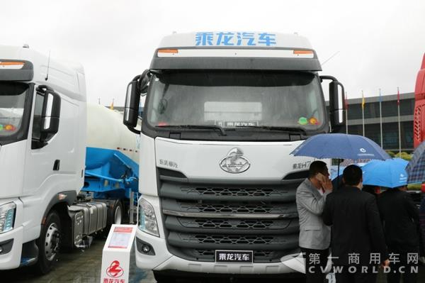 乘龍H7 6X4快遞快運牽引車.jpg