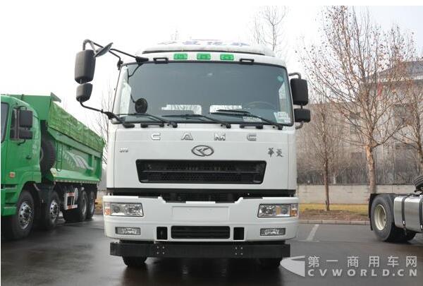 華菱375馬力的6×4牽引車.jpg