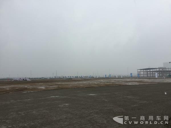 這塊空地未來(lái)將成為上汽大通房車基地.jpg