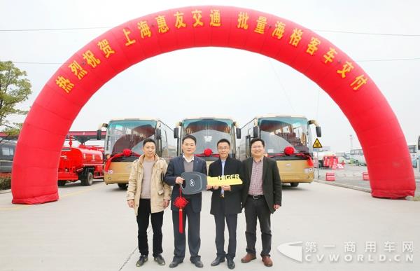 海格客車交付蘇建輝（右二）.jpg