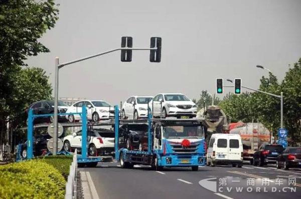 上汽紅巖杰獅中置軸轎運車批量投入運營2.jpg