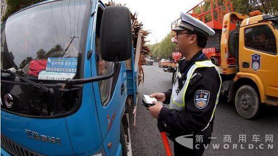 上海嚴(yán)查渣土車 12家運(yùn)輸企業(yè)被處理！.jpg