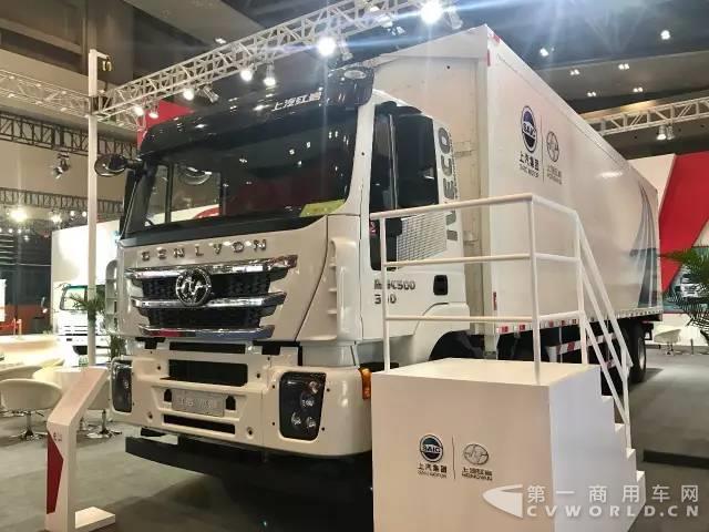 紅巖杰獅飛翼車閃耀重慶車展 看特斯拉“同門兄弟”實力耍帥.jpg