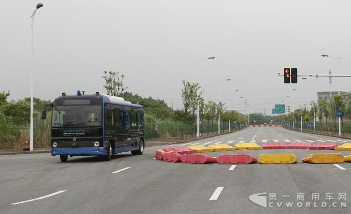 3 金旅無人駕駛客車通過模擬環(huán)島.jpg