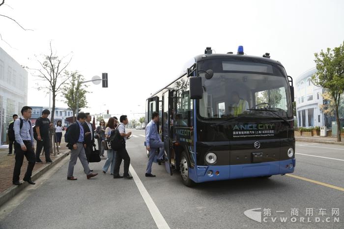 4 媒體記者試乘金旅無人駕駛客車.jpg