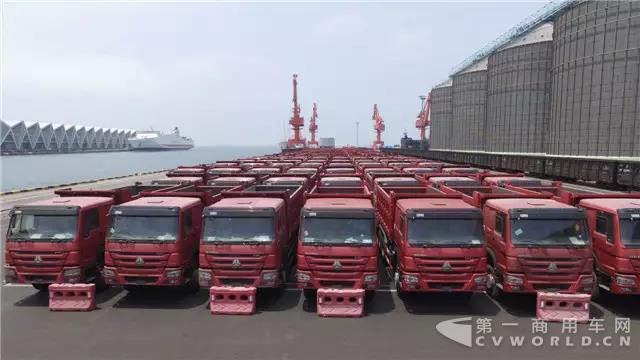 中國重汽攜豪沃軍車獻禮香港回歸祖國二十周年1.jpg