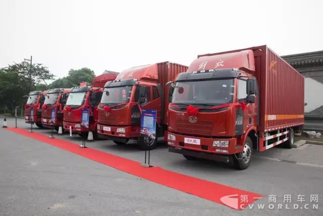 解放J6L 4×2載貨車(chē)熱銷(xiāo)無(wú)錫，中短途物流掙錢(qián)利器！.jpg