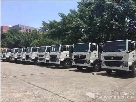 “私人定制” 24輛中國重汽T5G載貨車交付中石油.jpg