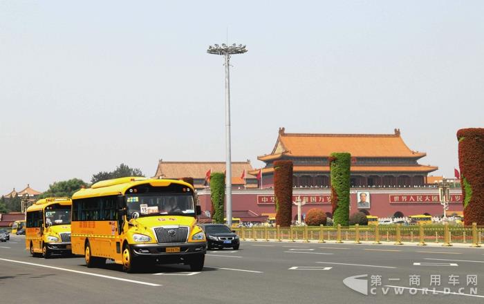 宇通校車駛過天安門廣場(chǎng).jpg