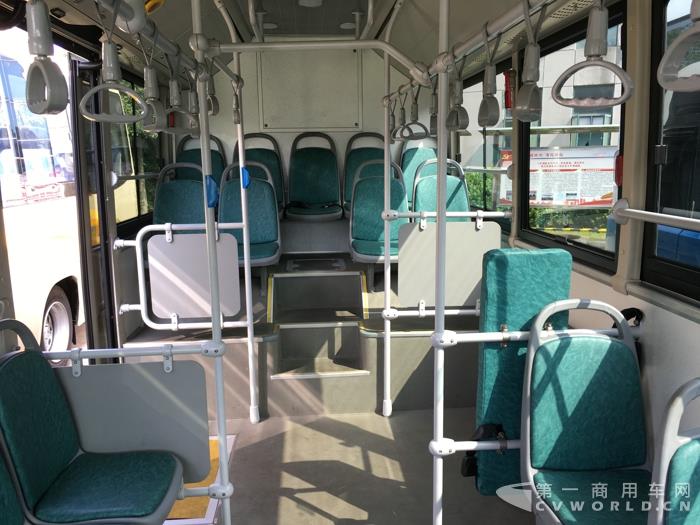 北汽長(zhǎng)江BJ6821B11EV純電動(dòng)公交車內(nèi)飾.jpg