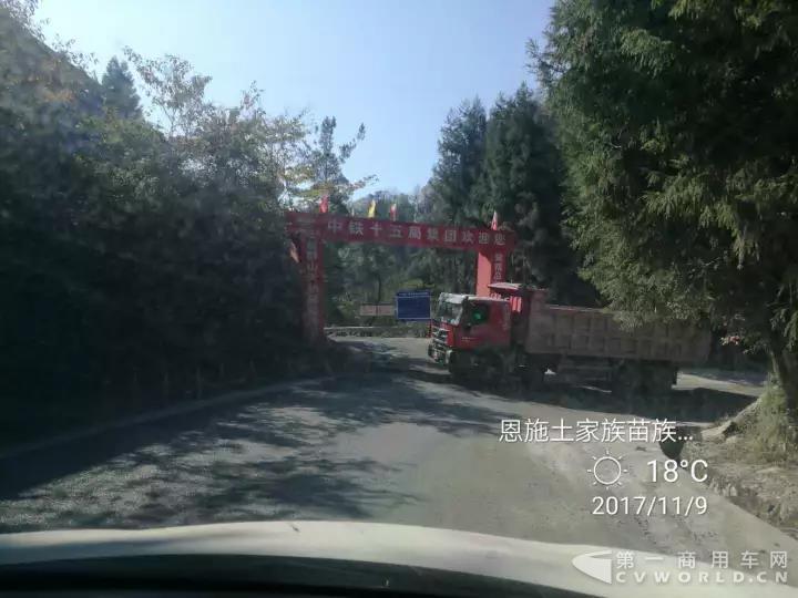 上汽紅巖“工程之王”自卸車批量交付，助力巴張高速公路2.jpg