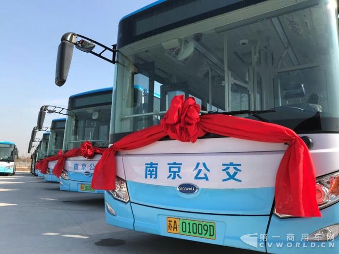 200輛南京金龍純電動公交車率先交付南京公交集團3.jpg