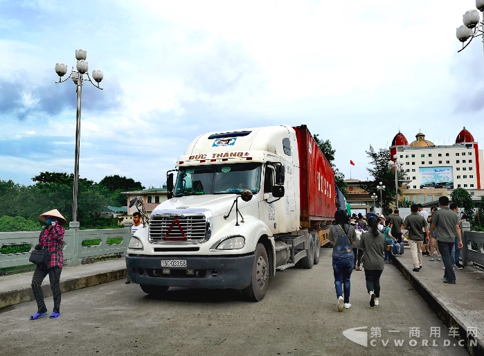 中越邊境東興口岸，等待卸貨的卡車(chē).png