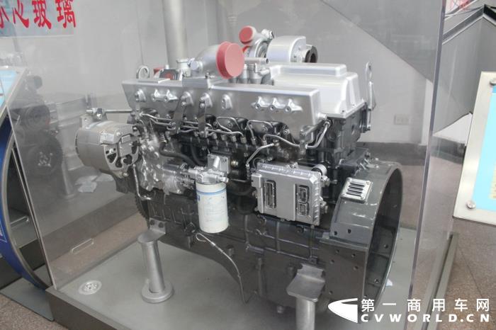 玉柴工廠內(nèi)展示的YC6L310-50柴油發(fā)動機.jpg