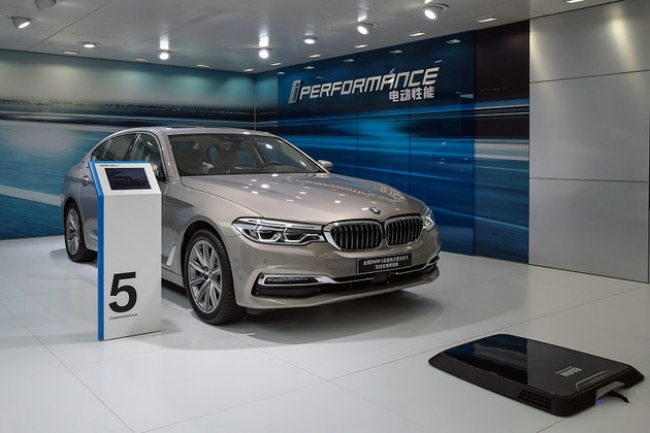 2019款BMW 5系插電式混合動力無線充電版.jpeg