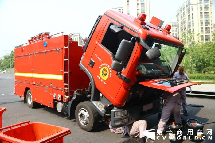 4.曼恩消防底盤專家小組為車輛進(jìn)行全面檢查與保養(yǎng).jpg