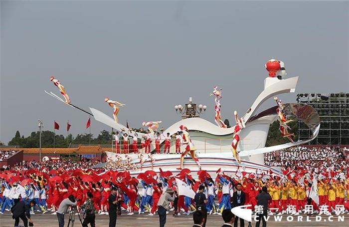 【由福田汽車設(shè)計(jì)并制造的“體育強(qiáng)國(guó)”彩車通過(guò)天安門廣場(chǎng)】.jpg