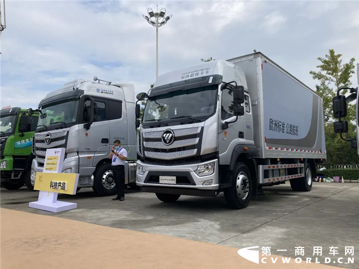 二季度開始，國內(nèi)汽車市場開啟了“連續(xù)增長”模式。這其中，商用車市場的表現(xiàn)繼續(xù)優(yōu)于乘用車市場。第一商用車網(wǎng)最新獲悉，2020年9月份，我國商用車市場銷售47.7萬輛，同比增長40%，增幅雖較上月（8月份同比增長42%）有所縮窄，但47.7萬輛的表現(xiàn)仍是刷新了9月份商用車市場的歷史新高，比去年9月份多銷售13.7萬輛。