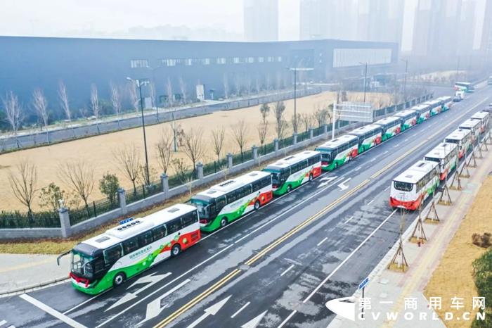 12月10日，以“氫能驅(qū)動未來”為主題的“宇通集團(tuán)·國家電投燃料電池產(chǎn)品批量交付暨戰(zhàn)略合作簽約儀式”在河南鄭州舉行， 100輛宇通氫燃料電池客車開始陸續(xù)交付，服務(wù)北京延慶區(qū)，助力2022冬奧會。