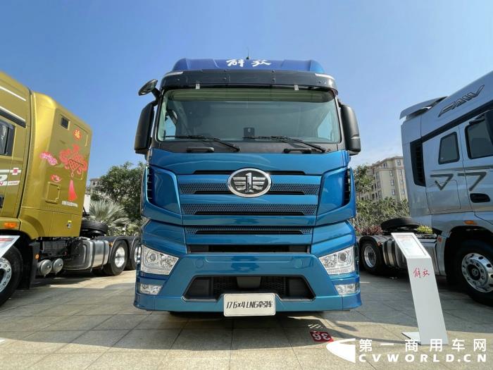 解放J7 6x4LNG牽引車2.jpg