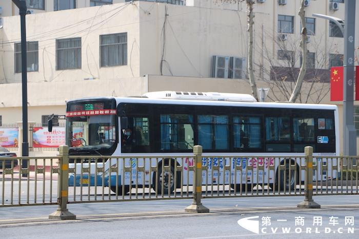 行駛在菏澤的中通客車.JPG