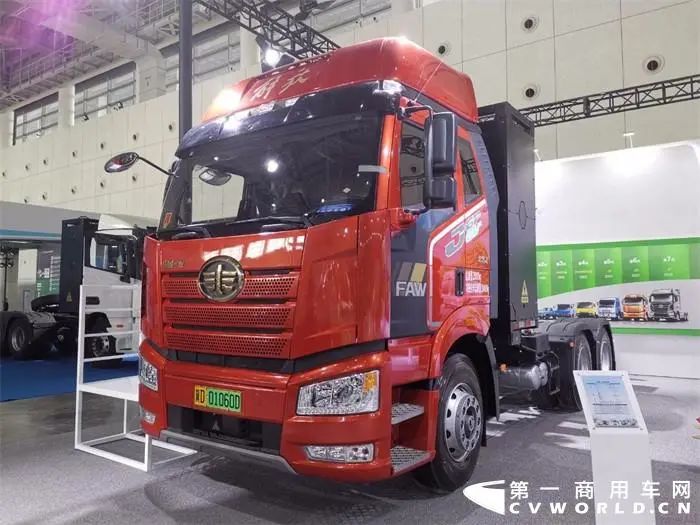 解放J6P 6×4 換電牽引車（充換一體）.jpg