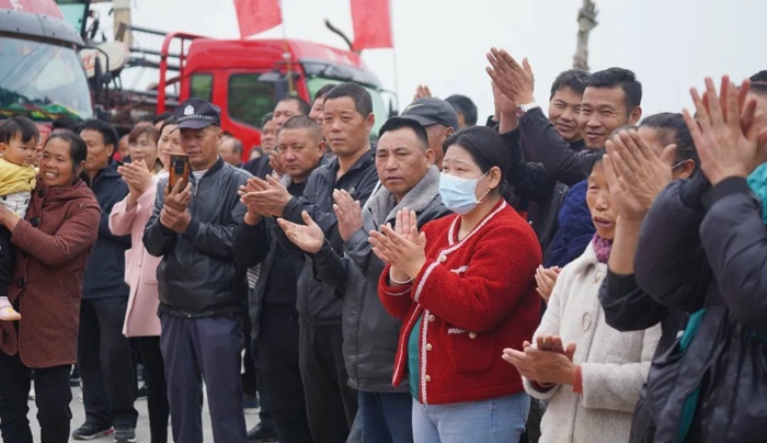 解放輕卡載連云港江豐收割機(jī)出征！5.jpg